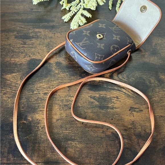 Authentic Louis Vuitton Monogram Mini Lin Pochette Cancun Crossbody Pouch - Picture 6 of 13